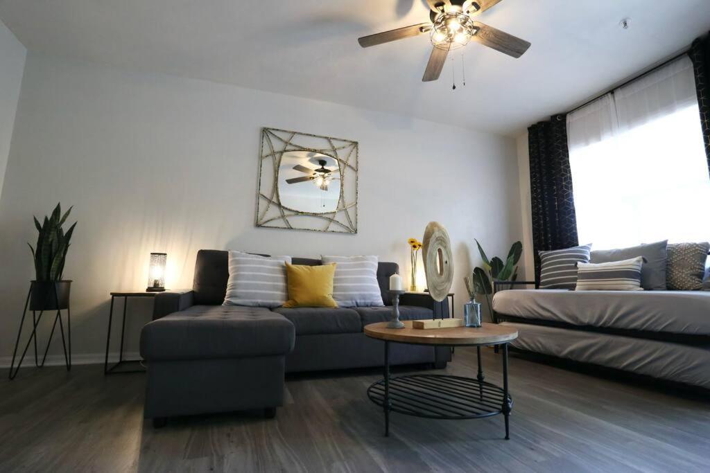 Renovated Modern Industrial Suite 2 Bedroom Condo Gainesville Exterior photo