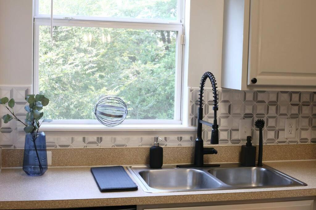 Renovated Modern Industrial Suite 2 Bedroom Condo Gainesville Exterior photo