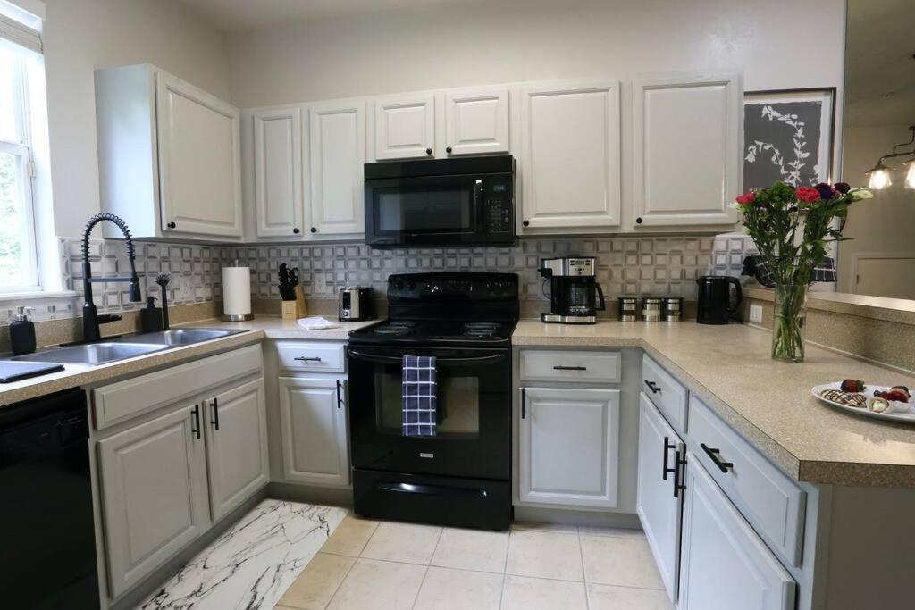 Renovated Modern Industrial Suite 2 Bedroom Condo Gainesville Exterior photo